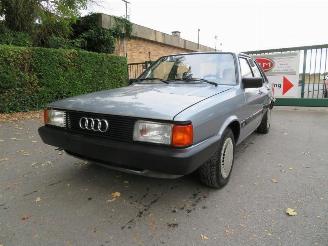 uszkodzony samochody ciężarowe Audi 80  1985/4