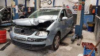 dañado vehículos comerciales Volkswagen Touran 1.6 16v FSI Business 2006/7