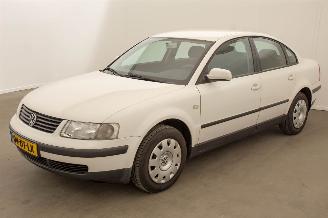 Voiture accidenté Volkswagen Passat 1.9 TDI Trendline Airco 2000/1